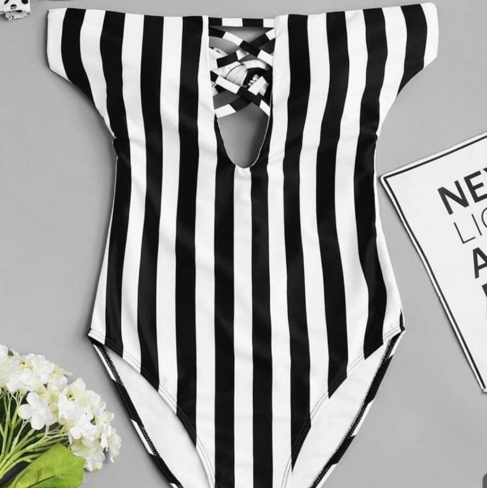 Striped off the shoulder bathinsuit